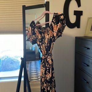 Beautiful summer dress, with a nice slit for that sexy vibe!